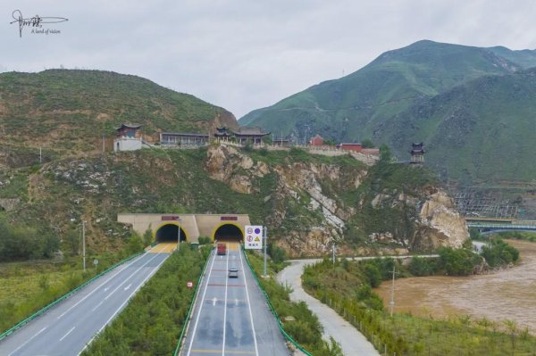 万盈配资 青海鲁班亭隧道上有片神秘建筑群，可能就是传说中的老鸦峡金山寺