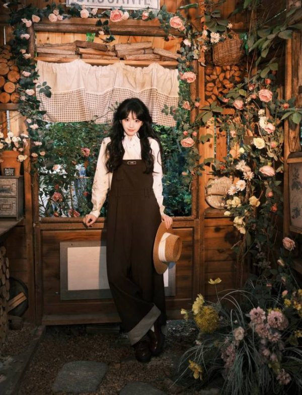 量华网 田曦薇分享28岁生日照 穿背带裤搭配草帽灵气十足